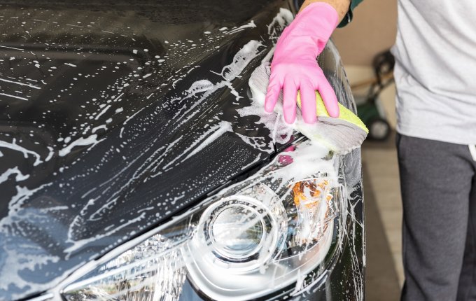 Mycie samochodu gąbką polerską